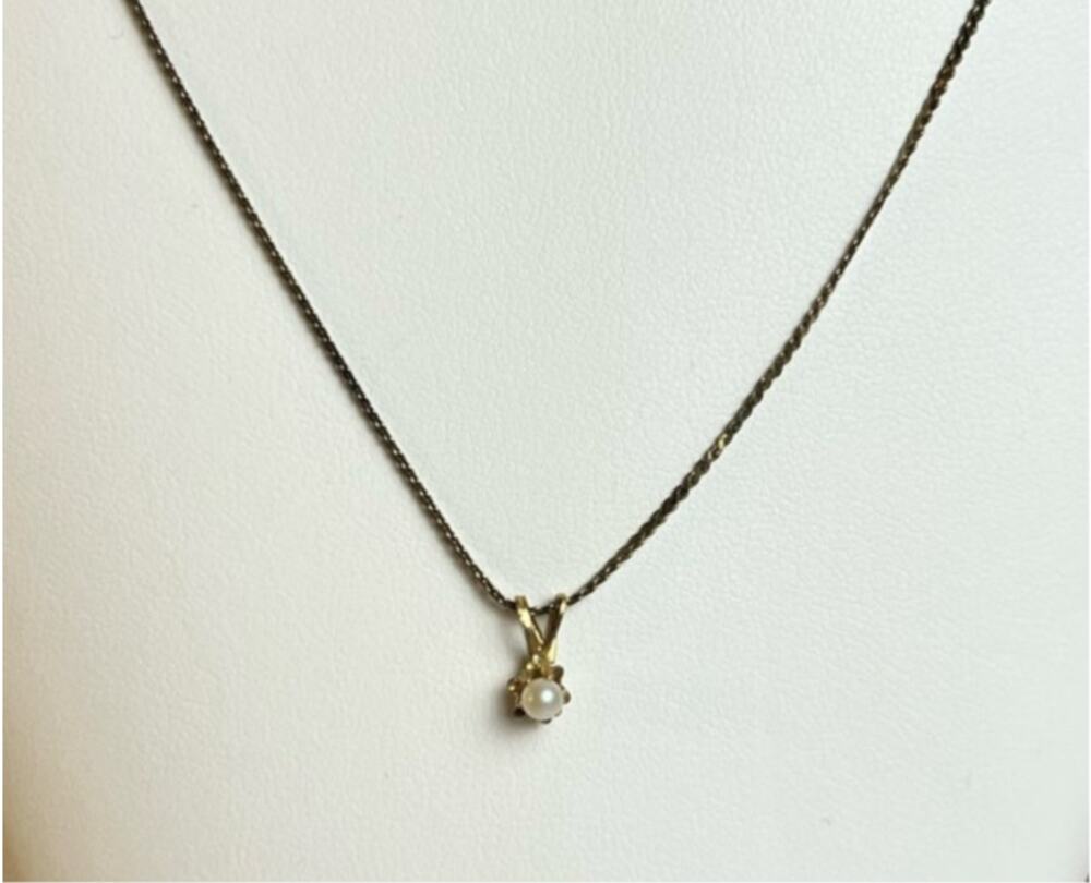 Vintage Cream Bead Pendant Necklace Gold Tone Chain Estate Jewelry Minimalist